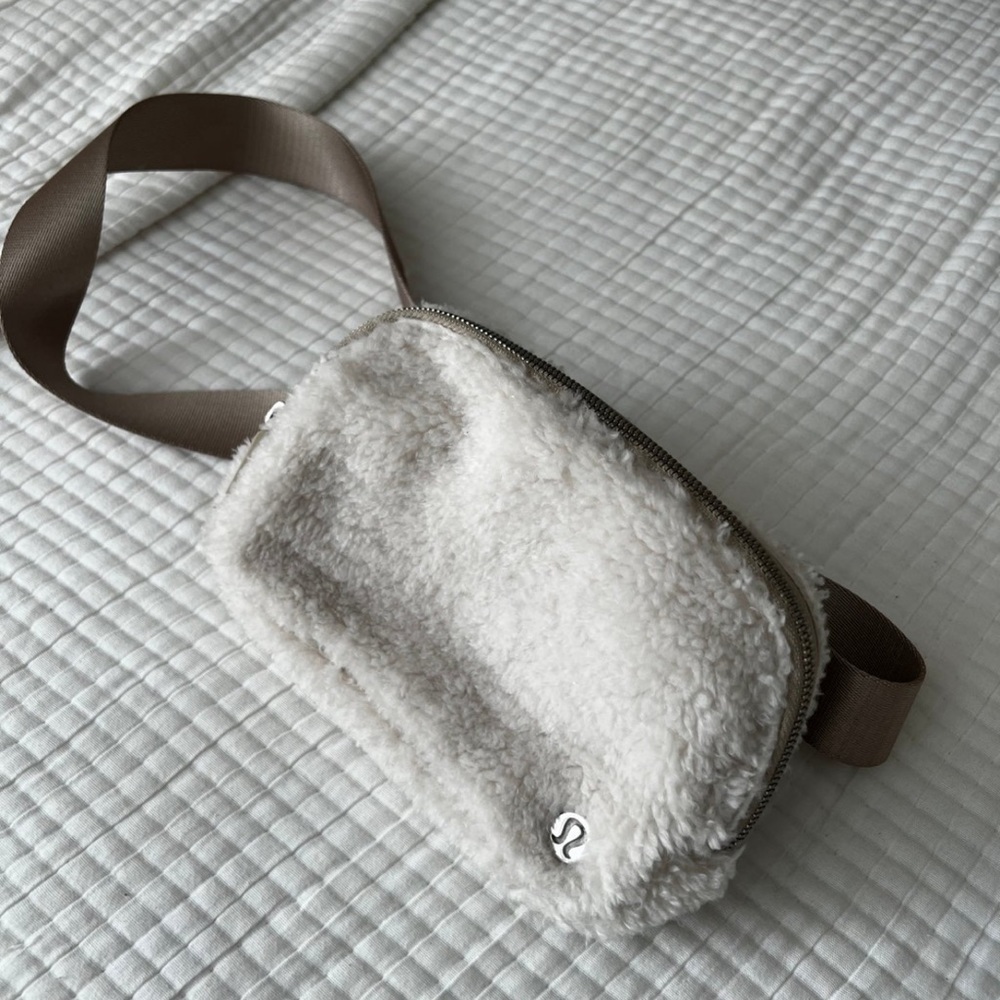 Lululemon crossbag